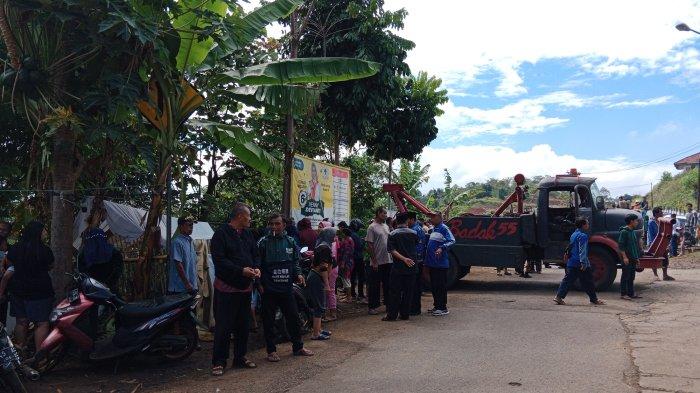 Ratusan warga menonton di sekitar lokasi evakuasi bangkai Avanza yang terjun ke jurang dan menewaskan tiga orang di Desa Suka Sirnarasa, Kecamatan Rancakalong, Sumedang, Rabu (29/11/2023) pagi.