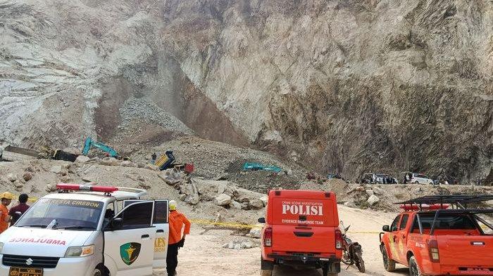 LOKASI LONGSOR - Suasana di lokasi longsor di kawasan Gunung Kuda yang masuk wilayah Desa Cipanas, Kecamatan Dukupuntang, Kabupaten Cirebon, Jumat (30/5/2025) siang.