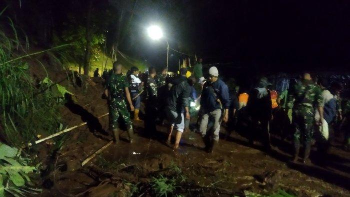Petugas gabungan saat evakuasi material longsor di Jalan Kolonel Masturi, Kabupaten Bandung Barat, Selasa (6/2/2023) malam.
