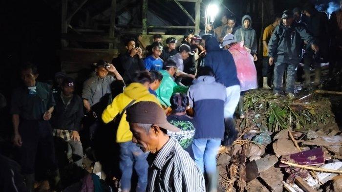 3 GENERASI - Satu keluarga dilaporkan meninggal dunia dalam tragedi longsor di Kampung Kiararambai, Desa Girimukti, Kecamatan Cisewu, Kabupaten Garut, Jawa Barat, Rabu (25/6/2025) pukul 19.00 WIB. 4 orang yang tertimbun itu merupakan satu keluarga dalam 3 generasi yakni nenek, anak dan cucu sekaligus menantu.