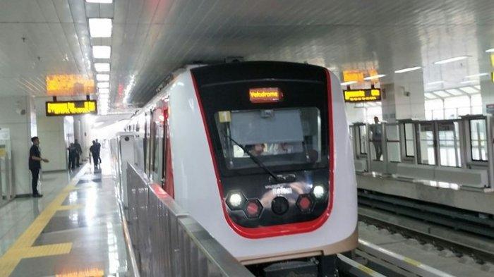 LRT Jakarta beroperasi secara komersial mulai Minggu (1/12/2019). Foto diambil di Stasiun Velodrome.