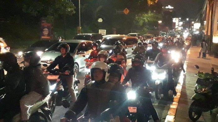 Jalur Puncak Bogor macet total sejak siang hingga Minggu (16/9/2024) malam.