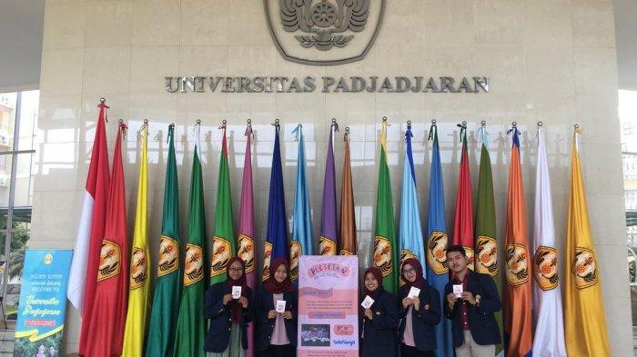 Mahasiswa Unpad kembangkan plester berbahan alami. Dari kiri ke kanan, Agni Nur Amalia, Shella Widiyastuti, Dian Amalia Maharani, Dede Jihan Oktaviani, dan Asep Maulan Ishak.