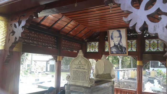 Makam Cut Nyak Dien yang terletak di Kompleks Pemakaman Gunung Puyuh.