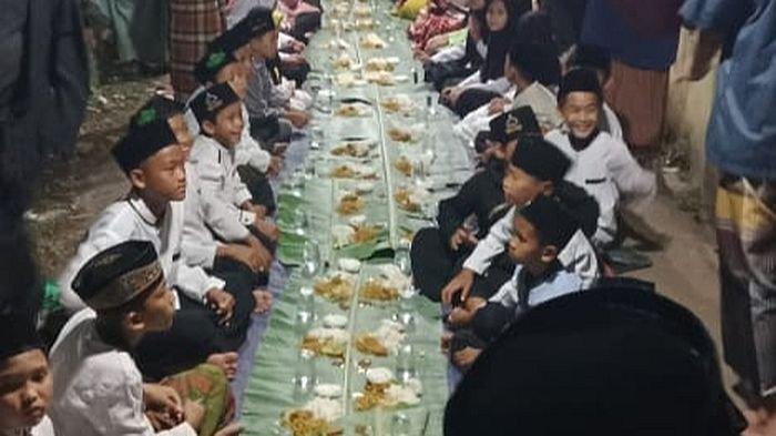 Ratusan orang warga Desa Garawangi di Kecamatan Sumberjaya, Kabupaten Majalengka menggelar ritual sambut malam takbir dengan berdoa dan menyantap makanan bersama, Rabu (28/6/2023) malam.