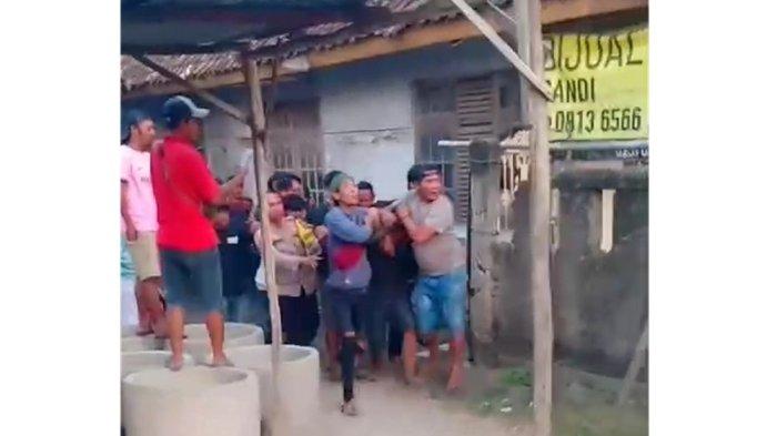 Tangkapan layar terduga pelaku pencurian terekam warga saat mencoba melarikan diri dari plafon rumah ke rumah lainnya dan akhirnya tertangkap pagi harinya di Desa Klayan, Kecamatan Gunung Jati, Kabupaten Cirebon, Senin (2/9/2024).