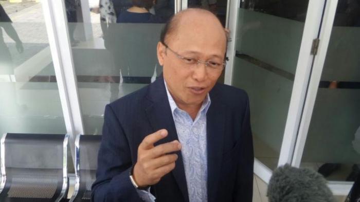 Mario Teguh dikerubuti pewarta usai mengisi program acara Sapa Indonesia Pagi di Studio Orange KompasTV, Palmerah Selatan, Jakarta Pusat, Jumat (9/9/2016).