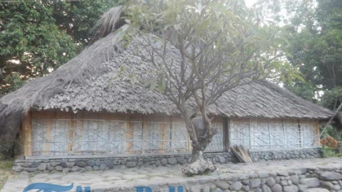 Masjid Bayan Beleq berusia sekitar 16 abad.