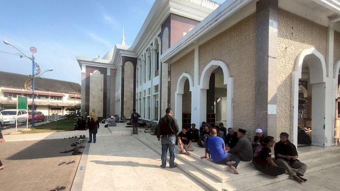 Massa pendemo Ponpes Al Zaytun mulai berdatangan ke Islamic Center Indramayu, Kamis (6/7/2023).