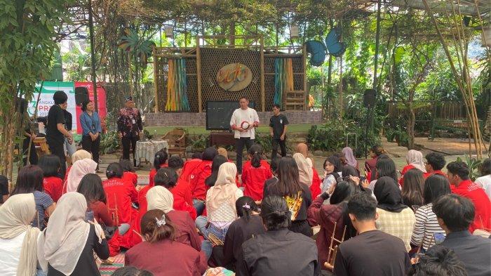 Mahasiswa Telkom University saat belajar mata kuliah Komunikasi Antar Budaya di Saung Angklung Udjo