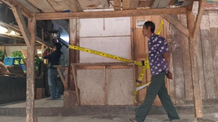 Petugas gabungan ketika memberikan garis police line di Pasar Cikurubuk blok B1, Kelurahan Linggajaya, Kecamatan Mangkubumi, Kota Tasikmalaya, Kamis (19/9/2024).