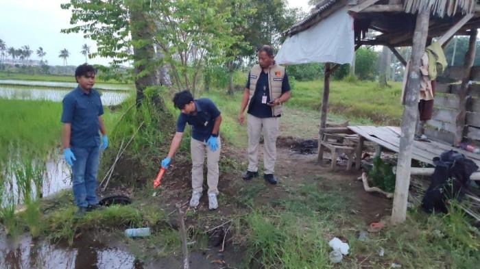 Anggota Sat Reskrim Polres Pangandaran melakukan Olah TKP penemuan mayat Sukirah, perempuan sebatang kara yang tinggal di gubuk di area persawahan komplek Grand Pangandaran, tepatnya di depan Villa Allure Selasa (29/7/2025) sore.
