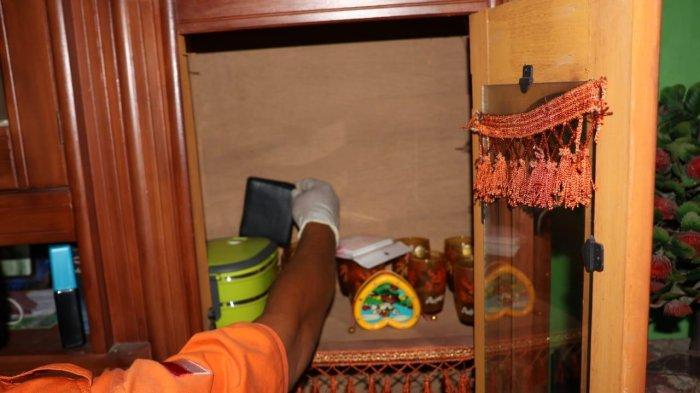 PEMBUNUHAN - Polisi memeriksa lemari di lokasi penemuan mayat yang diduga menjadi korban pembunuhan di Kampung Maruyung, Desa Maruyung, Kecamatan Pacet, Kabupaten Bandung, Rabu 9 Januari 2025. Istimewa/ Polresta Bandung.