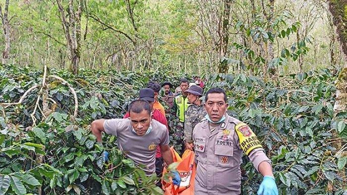 MAYAT DICOR: Petugas saat mengevakuasi jenazah Ayuni yang dimasukkan tong dan dicor serta dikubur di kebun kopidi Kampung Uning Teritit, Kecamatan Bukit, Kabupaten Bener Meriah, Kamis (30/1/2025). Ayuni dibunuh suaminya sehari sebelumnya setelah cekcok.