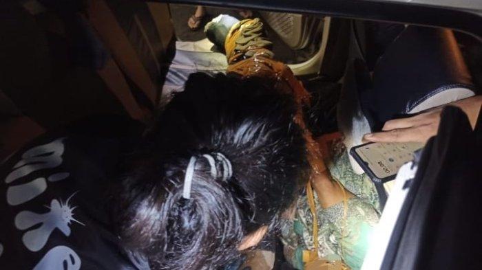 Tim Inafis Polres Sukabumi memeriksa kondisi mayat dan mobil di Cireunghas, Kecamatan Cireunghas, Kabupaten Sukabumi, Selasa (07/11/2023) malam.