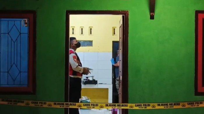 MENGEVAKUASI - Polisi saat memeriksa kamar kos tempat ditemukannya jenazah perempuan di Lingkungan Pabuaran, RT 01/22, Kelurahan/Kecamatan Ciamis, Kabupaten Ciamis. Mayat itu ditemukan dalam keadaan bersimbah darah, terbungkus selimut dengan tubuh terlilit lakban dari kepala hingga kaki, Kamis (17/4/2025) malam.