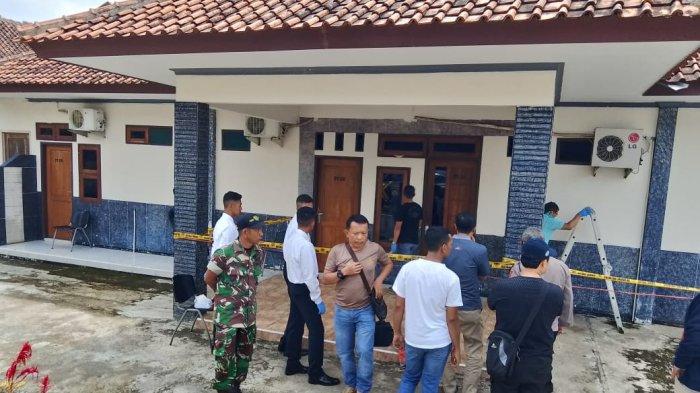 Petugas saat akan mengevakuasi mayat perempuan tanpa busana di kamar mandi Hotel Mutiara, hotel kelas melati yang terletak di Jalan Raya Bandorasa Kecamatan Cilimus Kabupaten Kuningan, Selasa (18/6/2024) sekitar pukul 12.05 WIB.