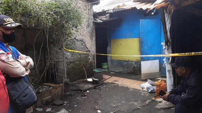 Lokasi penemuan mayat pria di kamar kontrakan, Gang Sukasari IV, RT 5/1, Kelurahan Cibeureum, Kecamatan Cimahi Selatan, Kota Cimahi dengan kondisi tubuh mengalami luka tusuk, Selasa (9/4/2024) pagi.