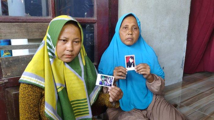 Bibi korban, Siti Sholihah (kiri) dan ibu Indah, Badriah (kanan) saat menunjukkan foto Indah Fitriani, gadis yang ditemukan meninggal dunia asal Desa Panguragan Wetan, Kecamatan Panguragan, Kabupaten Cirebon di sungai wilayah Tegalgubug, Kecamatan Arjawinangun, Kabupaten Cirebon pada Minggu (5/5/2024)