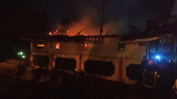 Kebakaran hebat melanda SMA Negeri 1 Indramayu di Jalan Soekarno Hatta Indramayu, Jumat (15/9/2023) malam.