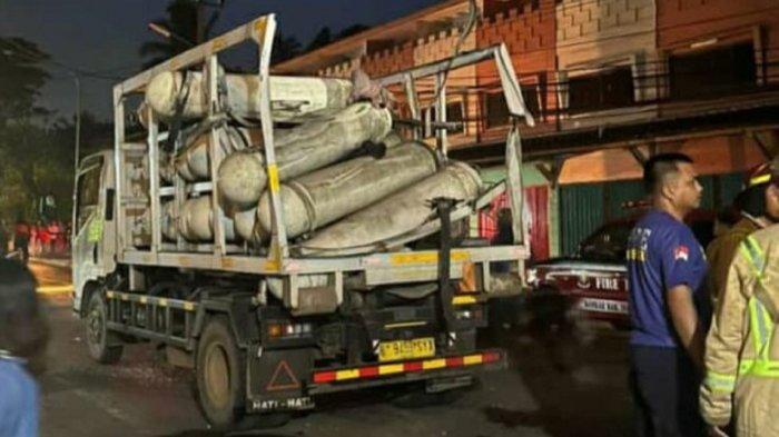 Truk pengangkut tabung gas bernomor polisi B 9496 SYX  meledak tiba-tiba saat melintas sekitar pukul 17.40 WIB, Senin (27/11/2023).