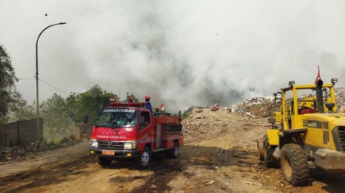 Mobil petugas pemadam kebakaran melintas di area kebakaran TPA Sarimukti, Kecamatan Cipatat, Kabupaten Bandung Barat (KBB), yang sudah memasuki hari keenam, Kamis (24/8/2023).