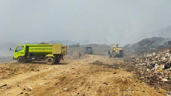 Petugas membuat jalan baru di TPA Sarimukti dengan cara membelah gunungan sampah di Cipatat KBB, Rabu (6/9/2023).