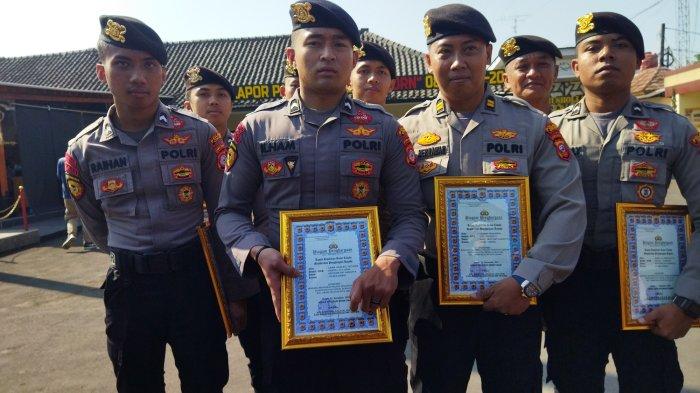 Anggota Sabhara Polres Cimahi saat mendapat penghargaan saat setelah menangkap begal secara dramatis.