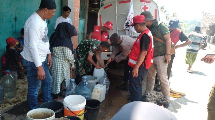 Petugas PMI Cianjur saat mendistribusikan pasokan air bersih, Jumat (1/9/2023).