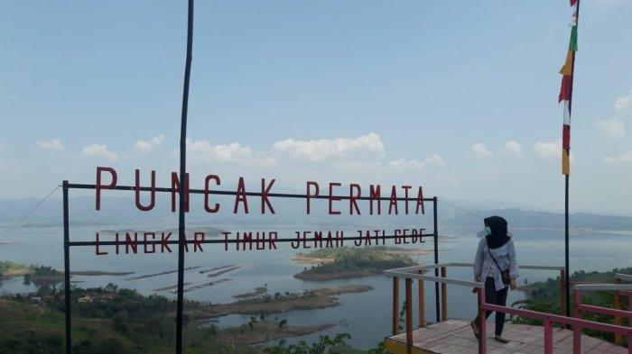 Menikmati Keindahan Waduk Jatigede dari Puncak Permata, Pulau-pulau Kecil Pun Terlihat Menawan.