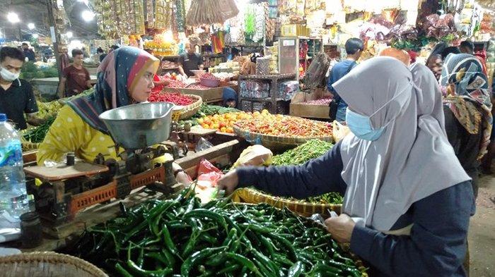 Menjelang Ramadan 1443 H, Pasar Induk Cikurubuk, Kota Tasikmalaya, ramai pembeli, Senin (28/3/2022) malam.