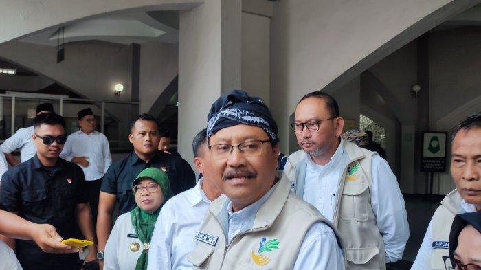 Menteri Sosial (Mensos) Saifullah Yusuf atau Gus Ipul saat diwawancarai di Pusdai, Kota Bandung, Rabu 13 November 2024.