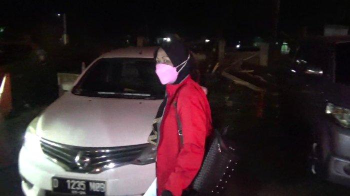 Mimin Mintarsih (51) istri muda dari Yosef setelah selesai dilakukan pemeriksaan tambahan di Satreskrim Polres Subang, Rabu (29/9/2021) malam.