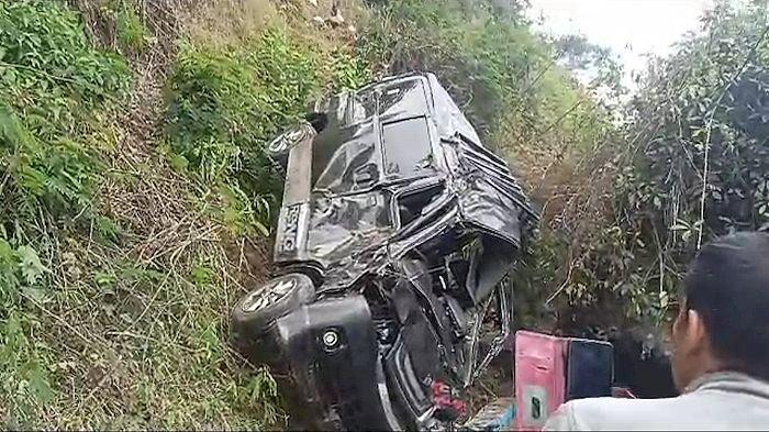 Minibus masuk jurang sedalam 20 meter di Kampung Burujul, Desa Banjarwangi, Kecamatan Banjarwangi, Kabupaten Garut, Senin (21/8/2023) dini hari