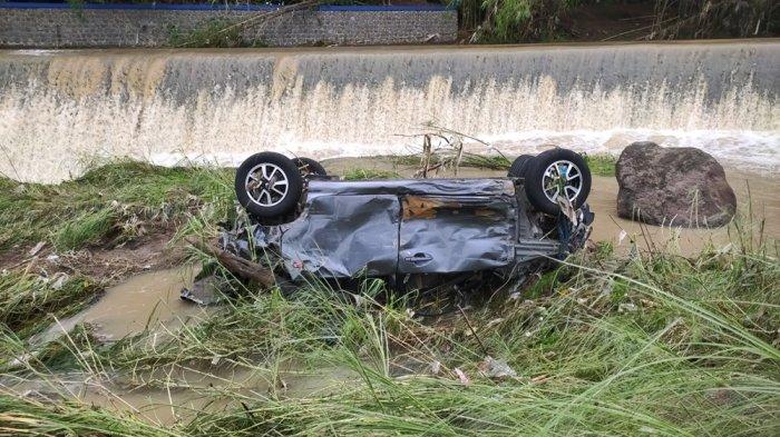 Dua unit mobil jenis minibus yang terseret banjir di aliran Sungai Cipager, Kelurahan Watubelah, Kecamatan Sumber, Kabupaten Cirebon, ditemukan tersangkut di Sungai Tambak yang berada di wilayah Desa Palir, Kecamatan Tengah Tani, Kabupaten Cirebon