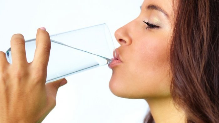 Ilustrasi wanita minum air putih