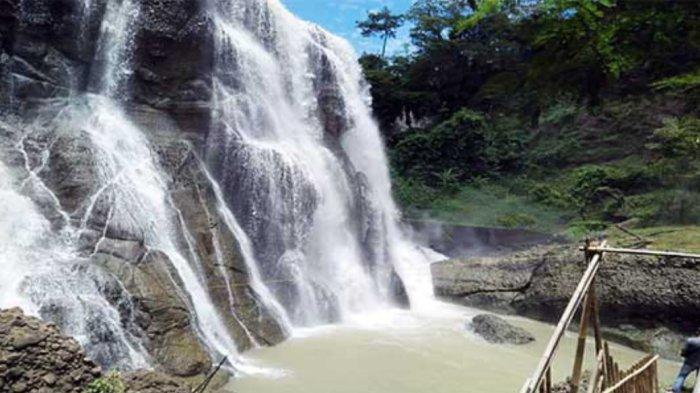 CURUG CAWENI - Curug Caweni dengan ciri khas menyerupai wajah manusia yang sedang menangis, 