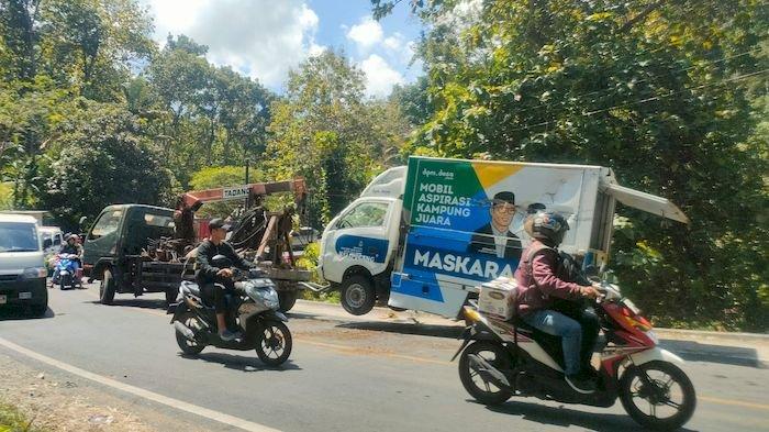 Mobil maskara di Pangandaran dievakuasi mobil derek setelah mengalami laka tunggal.