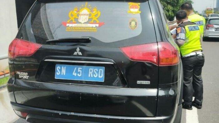 Polisi memberhentikan dan menilang mobil Mitsubishi Pajero Sport hitam dengan menggunakan plat nomor palsu yakni SN 45 RSD. Mobil tersebut dikemudikan oleh pria bernama Rusdi Karepesina.