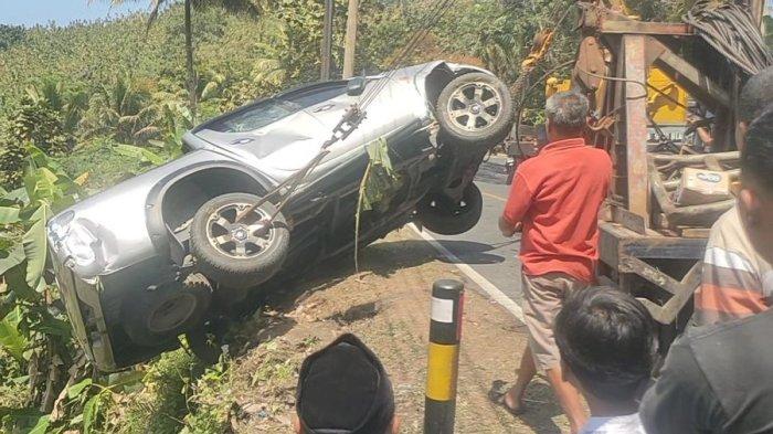 Kondisi mobil pikap double cabin Mitsubishi Strada Triton setelah terjun ke jurang dan dievakuasi mobii derek di Jalan Raya Nasional Kalipucang-Pangandaran di blok tikungan Karang Nini, Jumat (1/9/2023) sekitar pukul 06.30 WIB.