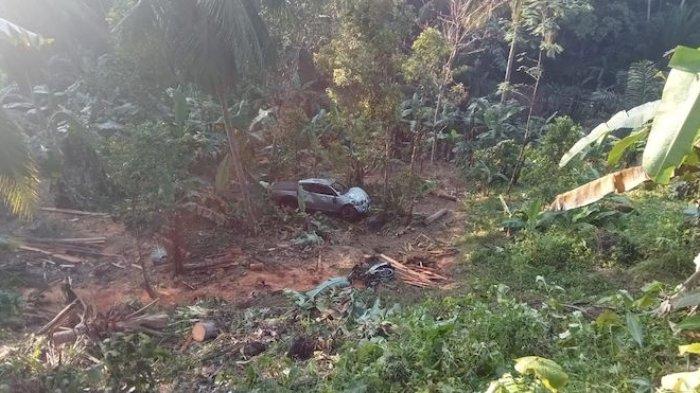 Mobil pikap double cabin dan kendaraan sepeda motor berada di dalam jurang di Pangandaran