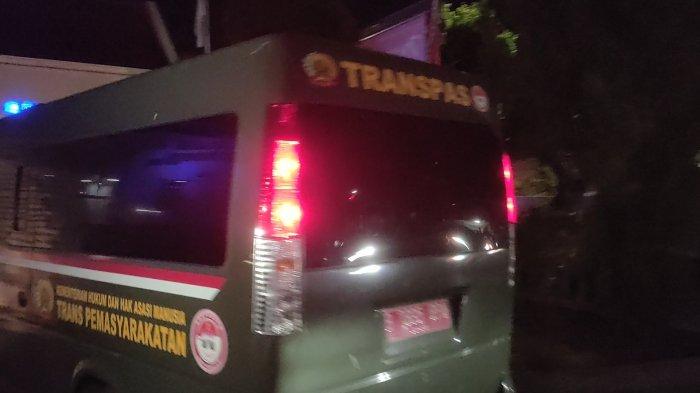 Mobil tahanan yang membawa 6 terpidana kasus Vina Cirebon tiba di Lapas Cirebon, Kamis (15/8/2024) malam sekira pukul 20.15 WIB.