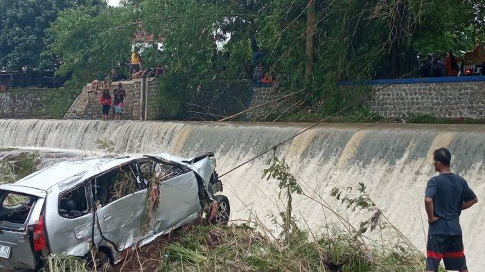 Dua minibus yang terseret arus banjir bandang di Sungai Cipager, Kelurahan Watubelah, Kecamatan Sumber, Kabupaten Cirebon, berhasil dievakuasi pada Sabtu (18/1/2025) siang menjelang sore.
