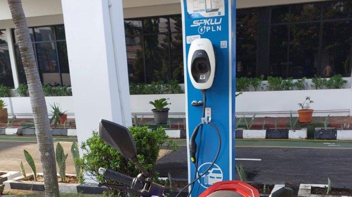 Kendaraan listrik sedang mengisi di SPKLU PLN- PLN Unit Induk Distribusi (UID) Jawa Barat mencatat jumlah transaksi penggunaan Stasiun Pengisian Kendaraan Listrik Umum (SPKLU) sepanjang libur Natal 2023 mengalami peningkatan signifikan dibanding tahun 2022.