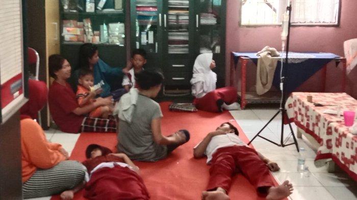 Sejumlah murid SDN 1 dan SDN 2 Cimerang yang keracunan akibat jajan yogurt mendapat perawatan di sekolahnya Desa Cimerang, Kecamatan Padalarang, Kabupaten Bandung Barat (KBB) Rabu (11/10/2023).