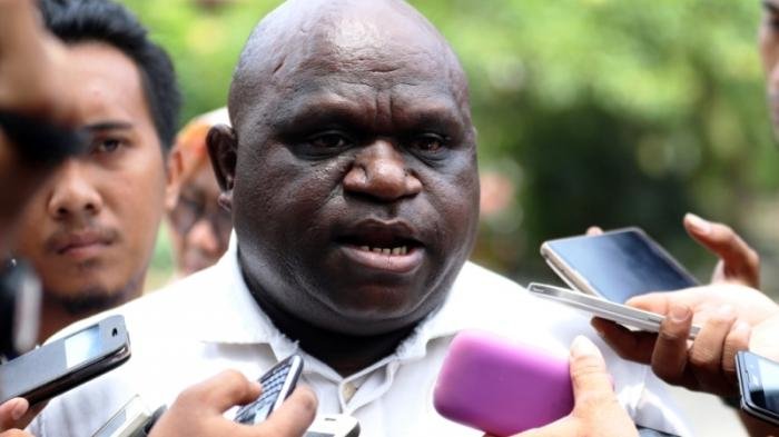 Komisioner Komisi Nasional Hak Asasi Manusia (Komnas HAM) Natalius Pigai, saat ditemui di Jalan SMA 2 Medan, Kamis (18/8/2016).