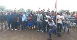 Sekelompok nelayan dari Pantai Tanjung Pasir Tangerang Banten bersorak sorai saat berkumpul di Pos TNI AL Tanjung Pasir sebelum mengikuti proses pembongkaran pagar laut di pesisi perairan Tangerang pada Rabu (22/1/2025)