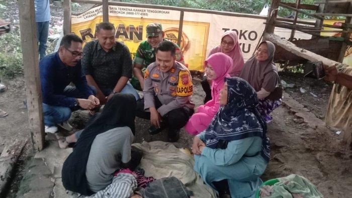 DIPASUNG - Petugas gabungan yang terdiri dari polisi, TNI, Pemerintah Kecamatan, Pemerintah Desa, serta petugas puskesmas setempat saat menyelamatkan Munirah, ODGJ yang dipasung 6 tahun di Blok Dukuh Desa Gadingan, Kecamatan Sliyeg, Kabupaten Indramayu, Minggu (20/4/2025)