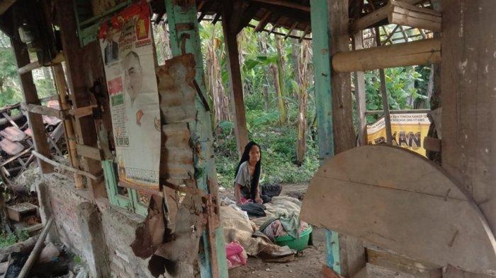 DIPASUNG - Nenek Munirah yang dipasung selama 6 tahun di Blok Dukuh Desa Gadingan, Kecamatan Sliyeg, Kabupaten Indramayu, Minggu (20/4/2025).