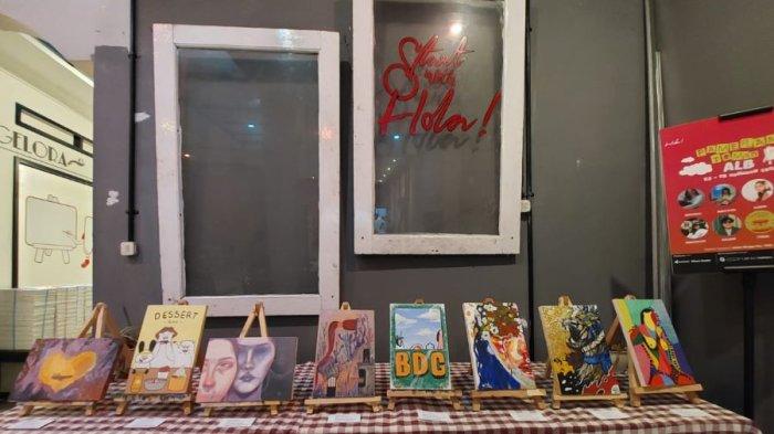 Suasana ngopi sambil melukis di Area Lukis Braga, Selasa (4/7/2023).
